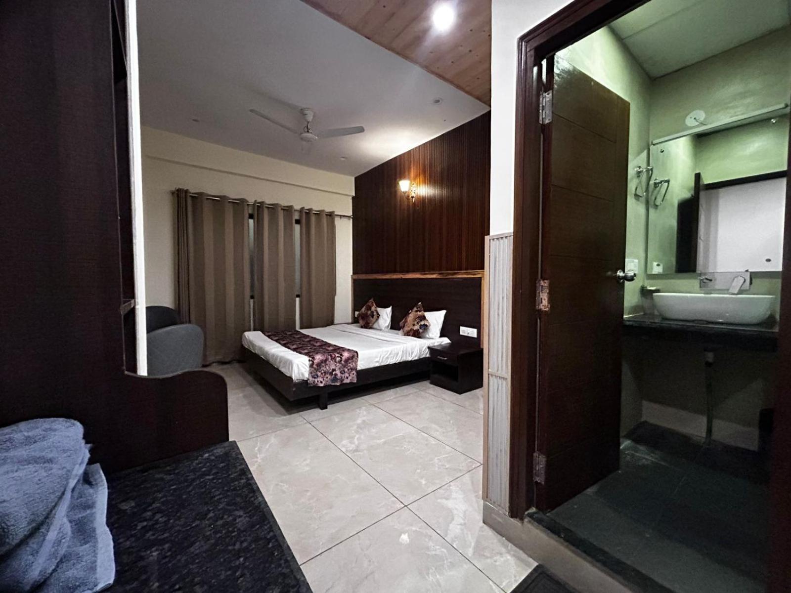 Hangout Inn Bhāgalpur Esterno foto